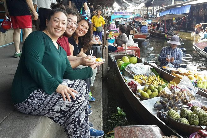 2-hour Bangkok Old City Night CHOB TUK TUK + Talat Noi Street Art - The Giant Swing, City Hall, and Wat Suthat