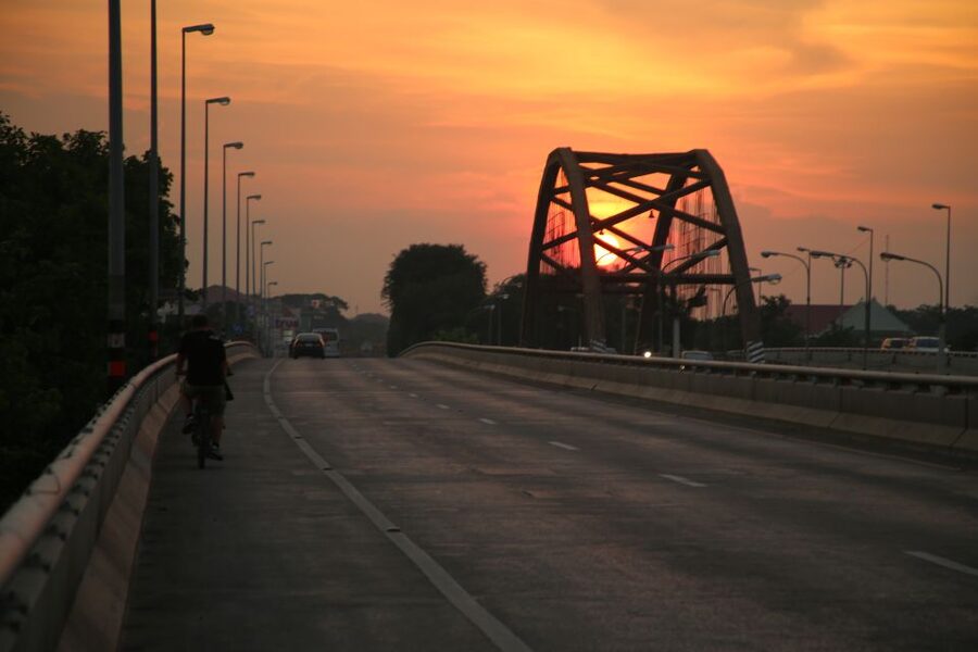 Ayutthaya: 3-Hour Sunset Ride Bike Excursion - Bang Ian Night Market: Snack and Local Atmosphere