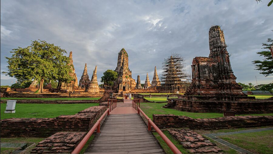 Ayutthaya One Day: Famous Temples & Bang Pa-In Palace Tour - Central Ayutthaya: lunch, shopping, and a pause