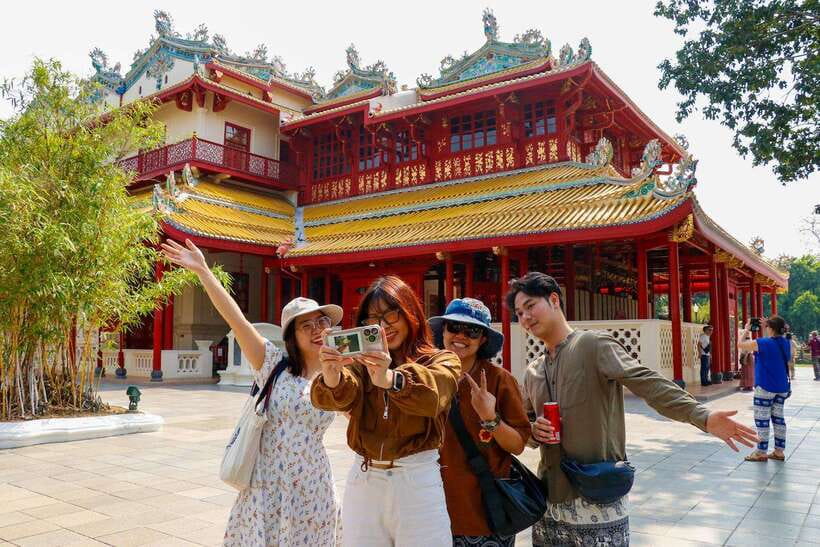 Ayutthaya One Day: Famous Temples & Bang Pa-In Palace Tour - Wat Maha That and the Buddha head in tree roots