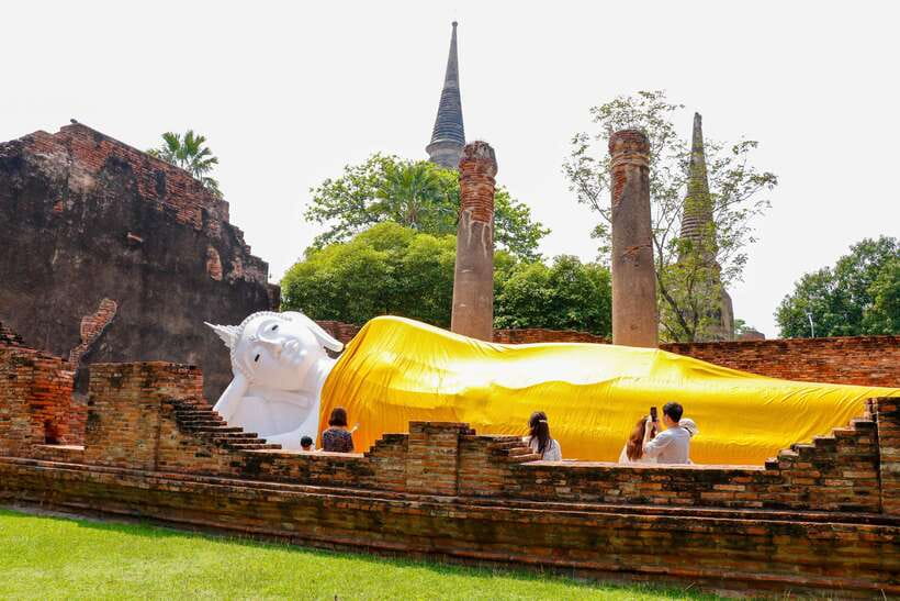 Ayutthaya One Day: Famous Temples & Bang Pa-In Palace Tour - Guides, group size, and the pace of the day