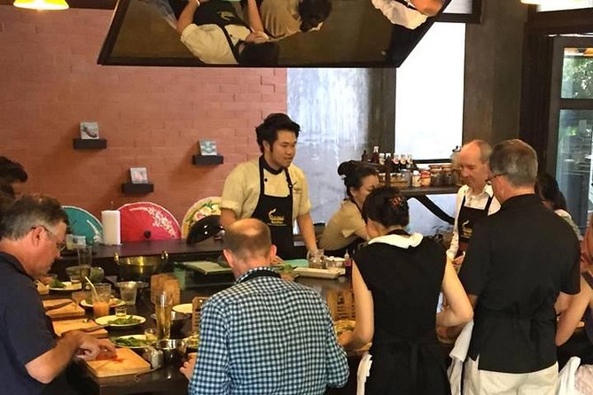 Baipai Thai Cooking School Class in Bangkok - Meeting the instructors and learning Thai ingredients