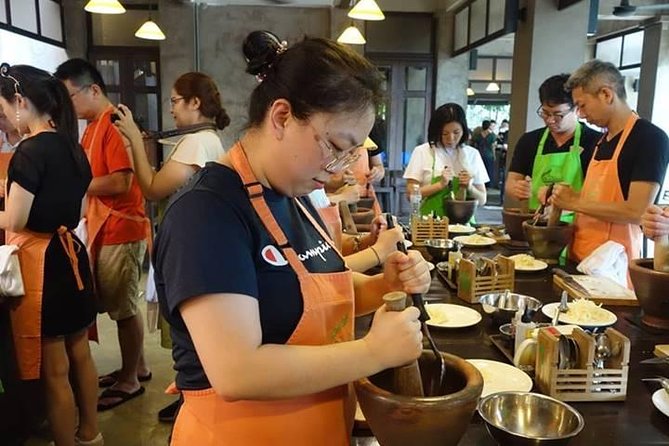 Baipai Thai Cooking School Class in Bangkok - Eating between courses in a tranquil setting