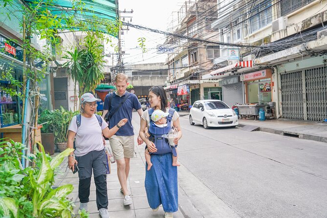 Bang Rak Backstreets: Local Bites & Culture Walking Tour - How the small group changes the experience