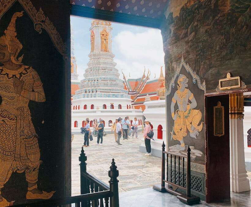 Bangkok: 2 Hours Grand Palace & Wat Pho Private Tour - Heat, clothing, and the pace on foot