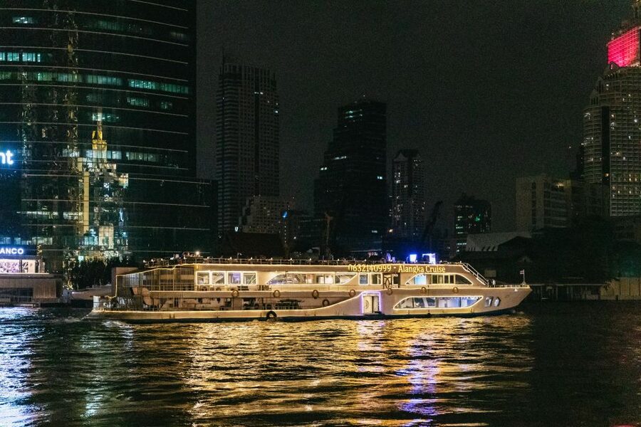 Bangkok: Alangka Luxury Buffet Dinner Cruise With Live Music - Live singers, music, and Thai dancing