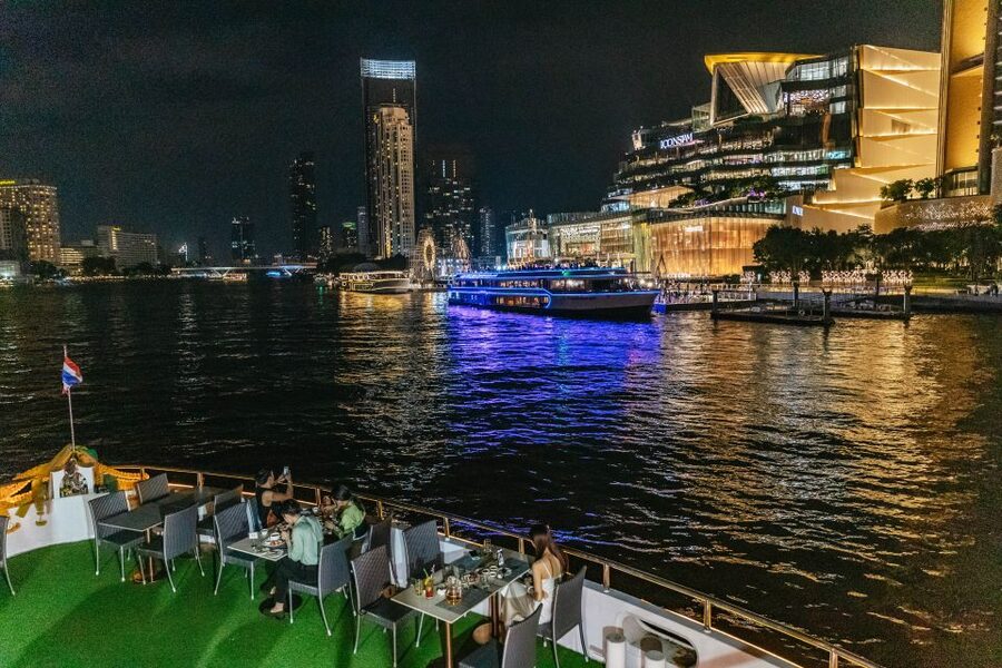 Bangkok: Alangka Luxury Buffet Dinner Cruise With Live Music - Choosing between the indoor and open-air decks