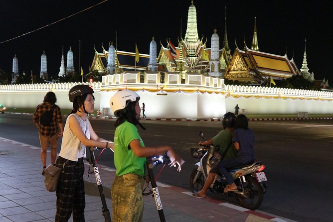 Bangkok at Night by Electric Scooter - Wat Pho after the daytime crowds