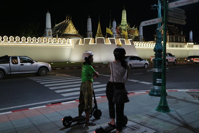 Bangkok at Night by Electric Scooter - Wat Prayoon and the riverside ride home