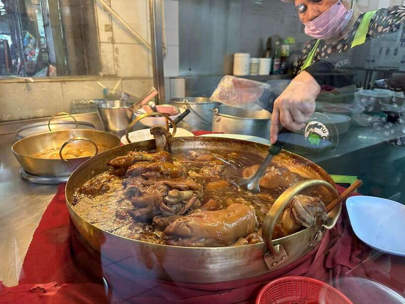 Bangkok Authentic Tasting Thai-Chinatown Walking Food Tour - Walking through the crowded heart of Yaowarat