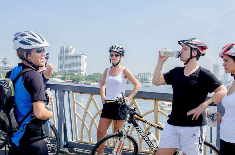 Bangkok: Backstreets and Historic Temples Bike Tour - What the 15-kilometer ride feels like