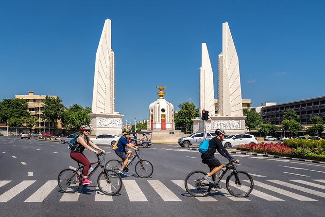 Bangkok: Backstreets and Temple Historic Bike Tour - Khaosan Road and Phra Athit: leaving the backpacker zone