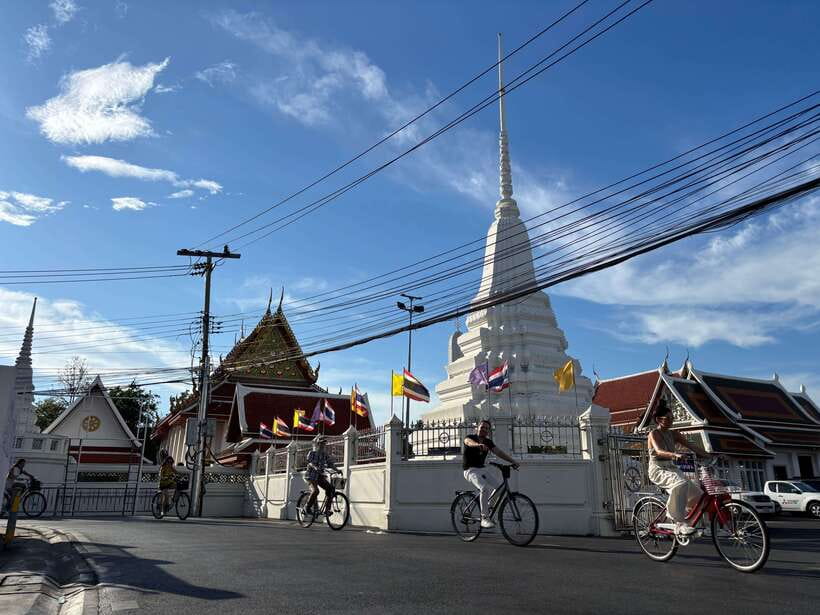 Bangkok: Bike, Boat & Food Tour in Thonburi - The one-hour longtail boat ride through Bangkok Yai