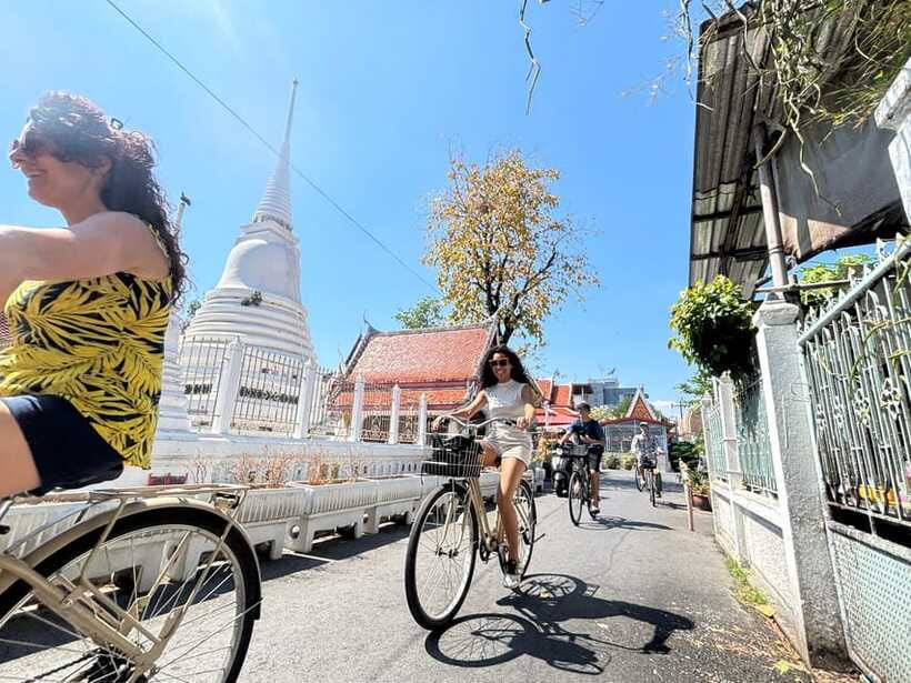 Bangkok: Bike, Boat & Food Tour in Thonburi - The guide and group experience