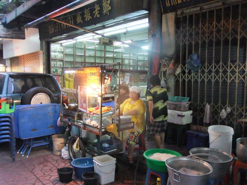 Bangkok by Night Cycling Tour with Street-food Meal - The flower market at its busiest hour