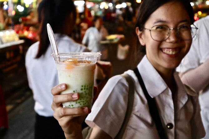 Bangkok by Night Food Tour with 10+ Tastings in Chinatown - The guides make or break the evening