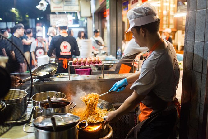 Bangkok by Night: Temples, Markets and Food Tuk-Tuk Tour - Wat Prayoon and the temple grounds after dark