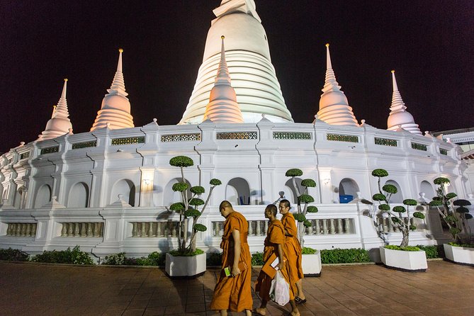 Bangkok by Night: Temples, Markets and Food Tuk-Tuk Tour - Ending in Chinatown with dessert