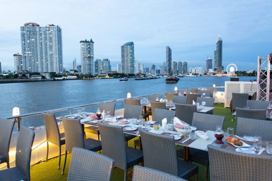 Bangkok: Chao Phraya Alangka Cruise at Icon Siam - The international buffet and welcome drink