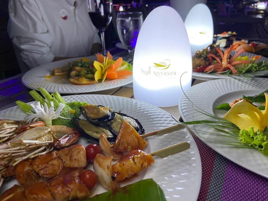 Bangkok: Chao Phraya River Buffet Dinner Cruise - Dinner on board, with Thai and international choices