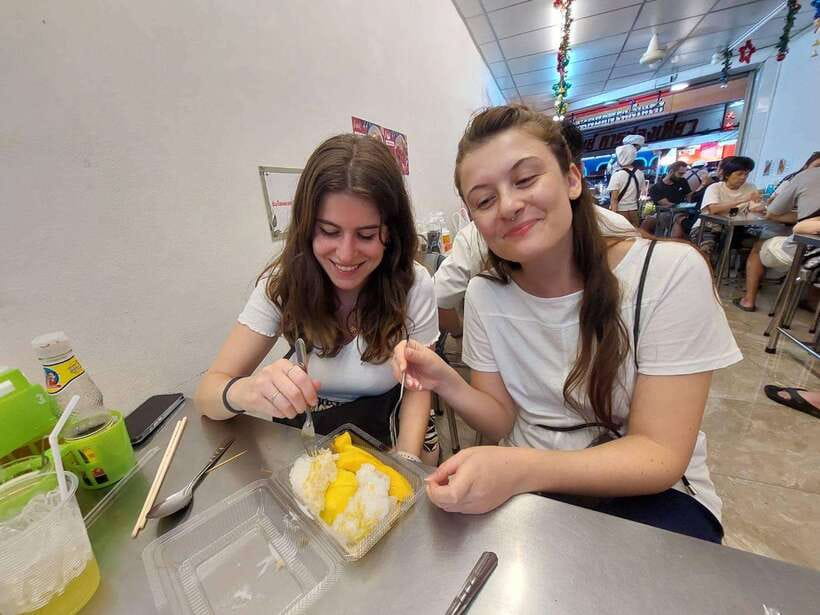 Bangkok: Chinatown Food Tour with Michelin Food Stalls - Sweet finishes and a Chinatown tea stop
