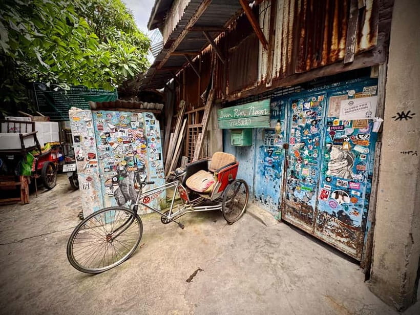 Bangkok: Chinatown & Taladnoi Street Art Guided Walking Tour - Wat Pathum Khongkha offers a quieter pause