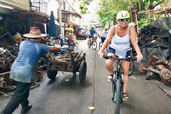 Bangkok City Bike Tour - Hotel-pickup & Lunch - Crossing the Chao Phraya by local ferry