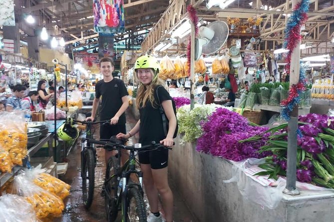 Bangkok City Bike Tour - Hotel-pickup & Lunch - What the guide and group size add