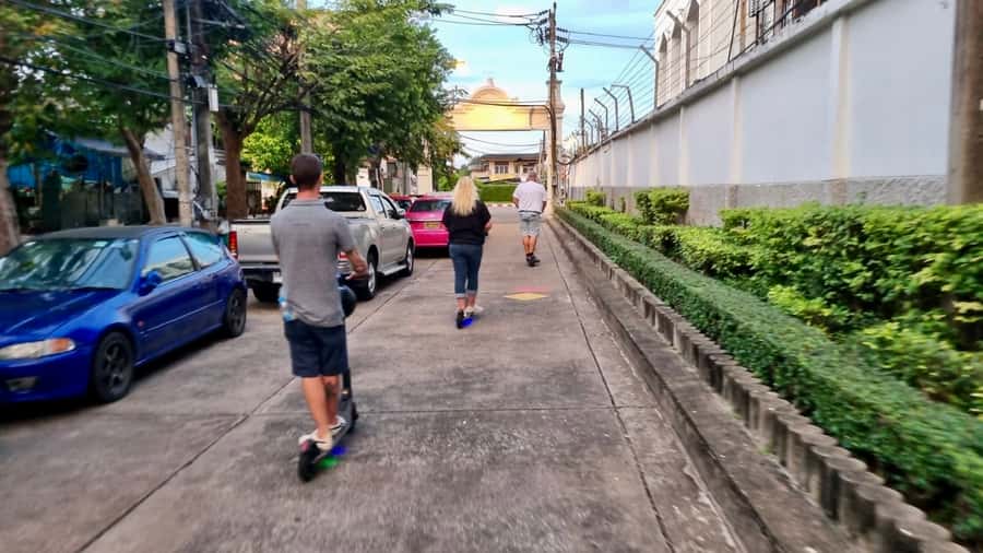 Bangkok: City Highlights Electric Scooter Tour - What the two-and-a-half-hour pace feels like