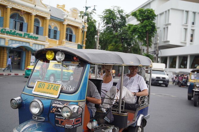 Bangkok: City Highlights Temple and Market Walking Tour - Entering Wat Phra Kaew and seeing the Emerald Buddha