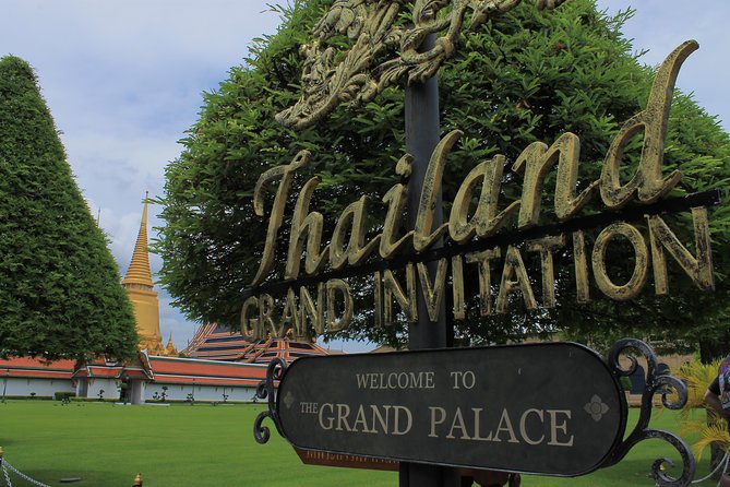 Bangkok: City Highlights Temple and Market Walking Tour - Walking through the Grand Palace grounds
