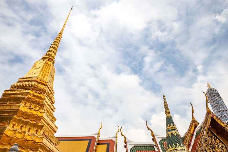 Bangkok: City Highlights Temple and Market Walking Tour - Why the guides matter so much