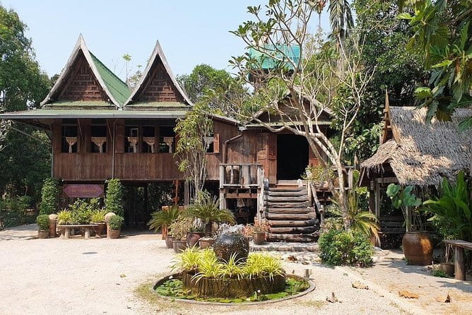 Bangkok Classic 3-Temples With Buffet Lunch Day Tour - Lunch is the day’s built-in recovery stop