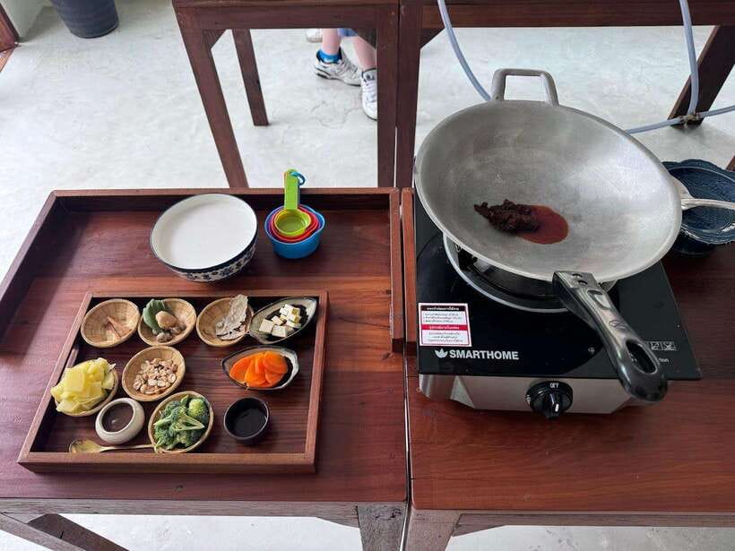 Bangkok: Cooking Class + Tuk Tuk Ride + Market Tour - Tom yum and pad Thai: learning Thai balance