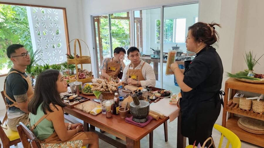 Bangkok: Cooking Class + Tuk Tuk Ride + Market Tour - The teaching style and the kitchen setup