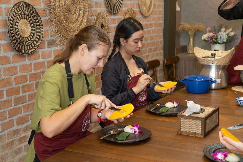 Bangkok: Cooking Class with Market Visit & Tuk Tuk Ride - The tuk-tuk connection to Sukhumvit 22