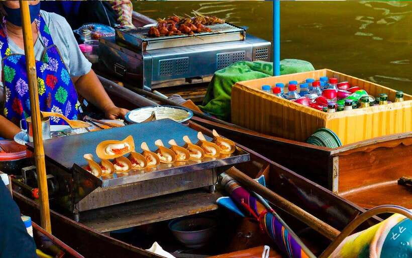 Bangkok: Damnoen Saduak and Train Market with Boat Ride - Taking the long-tail boat at Damnoen Saduak