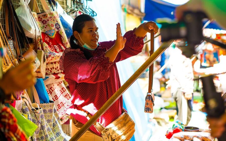 Bangkok: Damnoen Saduak and Train Market with Boat Ride - The buffalo café break