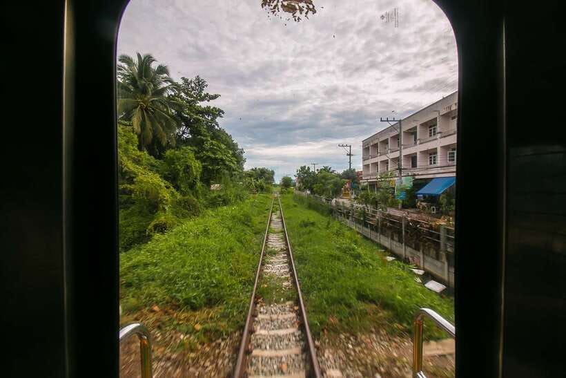 Bangkok: Damnoen Saduak Market and Maeklong Railway Market - Why the Railway Market Is Worth the Early Start