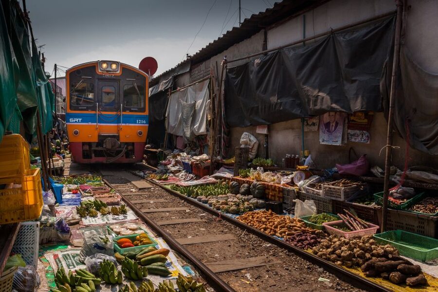 Bangkok: Damnoen Saduak, Train Market & Mahanakhon Day Trip - Paddling through Damnoen Saduak’s canals