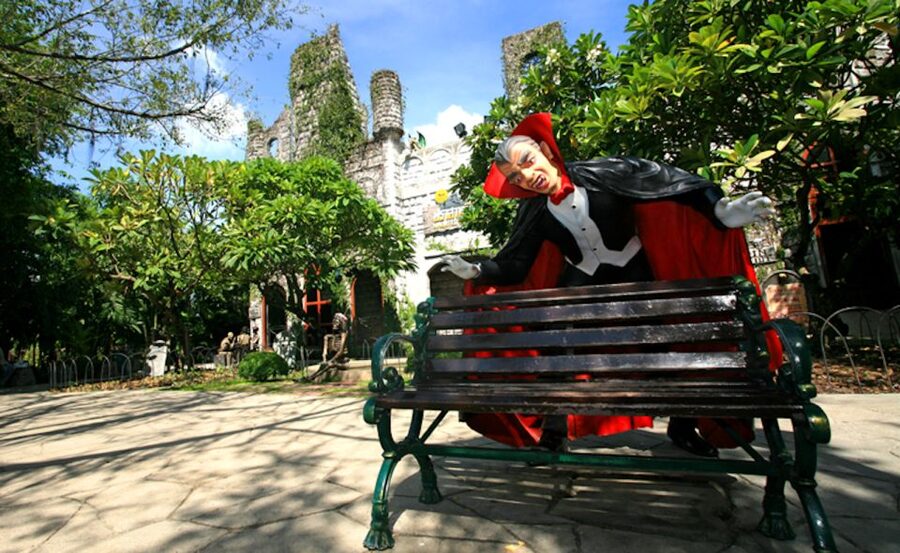 Bangkok: Dream World Entrance Ticket - Dream Garden with trains, cable cars, and world landmarks