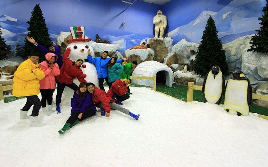 Bangkok: Dream World Entrance Ticket - Snow Town turns Bangkok into a winter stop