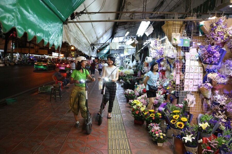 Bangkok: E-Scooter Night Tour with Local Street Food - Food at JP Market and Chinatown