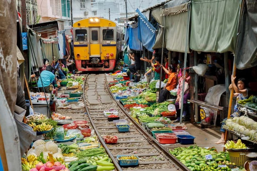 Bangkok: Famous Markets and Dragon Temple Guided Day Tour - Damnoen Saduak, Thailand’s famous floating market