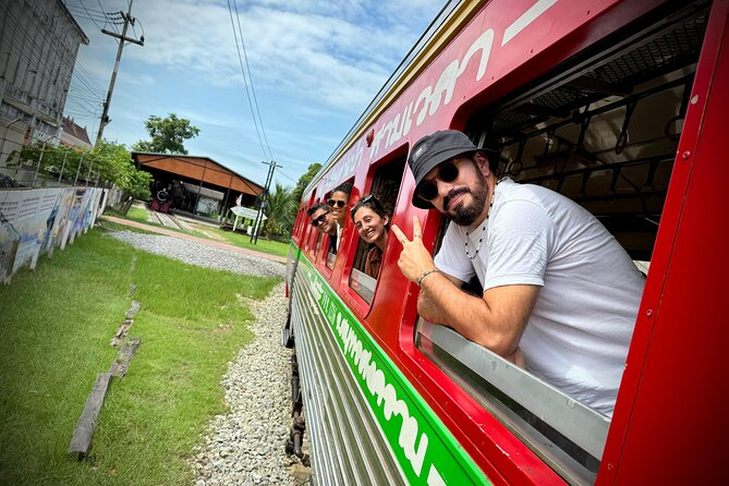 Bangkok: Floating Market and Train Market Experience - Guides, group size, and how the day feels