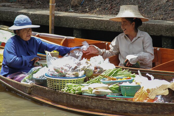 Bangkok: Floating Market and Train Tour with Guide in Spanish and English - Riding through Damnoen Saduak by traditional boat