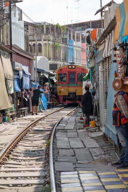 Bangkok: Floating Market, Phra Pathom Pagoda & Cafes Tour - A full day that mixes markets, temples, and coffee