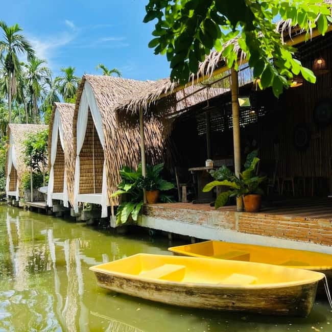 Bangkok: Floating Market, Phra Pathom Pagoda & Cafes Tour - Guides, transport, and the small details that matter