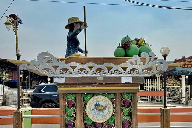 Bangkok: Floating Market & Train Market with Train/Boat ride - Guides make the crowded parts easier