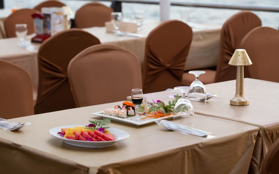 Bangkok: Grand Chao Phraya Dinner Cruise with Live Show - Wat Arun and the Grand Palace from the water